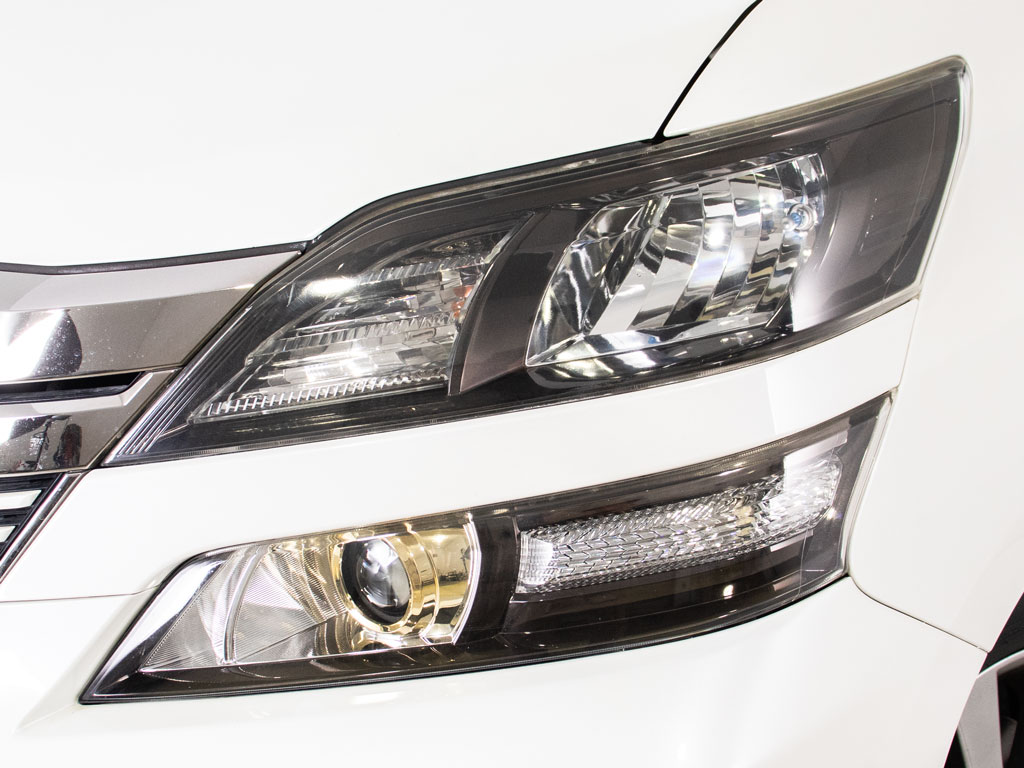 ★HIDヘッドライト★明るさ、視認性抜群！
LEDへの換装もお任せください！