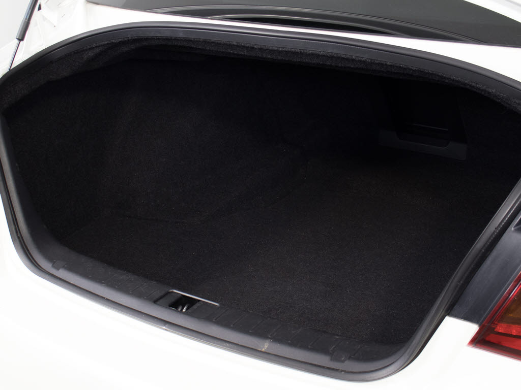 トランクが狭いと思っておりませんか？実際
は大容量トランクです！旅行等の長距離ドラ
イブも快適です！また、屋根付きスペースを
完備しておりますので、夜間でも、雨でも雪
の日だってゆっくりご覧頂けます。