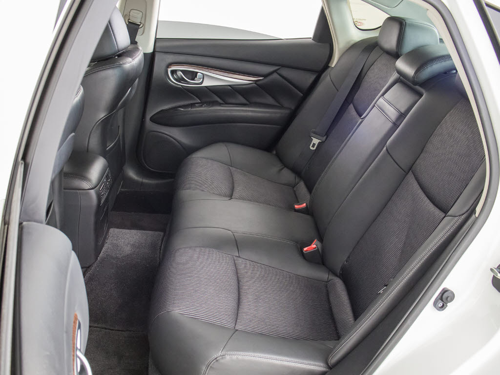 赤革、茶革、黒革、白革、黒×赤コンビ革・
・・お好みの色で新品本革シートを作成でき
ます！オリジナル本革でカーライフを満喫は
いかがでしょうか？ご興味ある方は、デザイ
ン等含め当社までお問い合わせください！