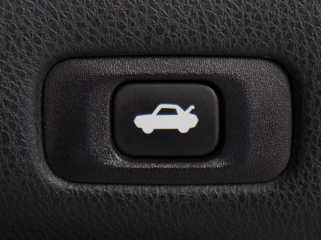ボタン一つでトランクオープンが可能！車内
から操作できる為、非常に便利な装備の一つ
となります！