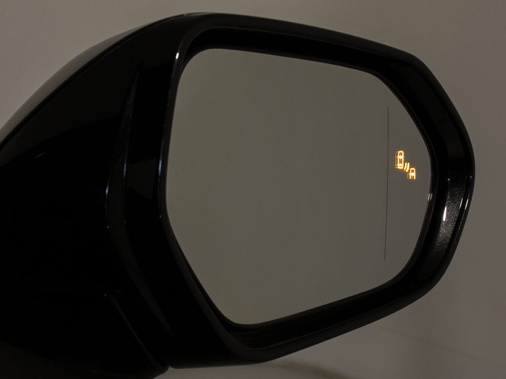 ＢＳＭ（ブラインドスポットモニタ）！隣の
車線を走る車両をレーダーで検知し、ドアミ
ラーでは確認しにくい後側方エリアに存在す
る車両に加えて、急接近してくる車両も検知
します。