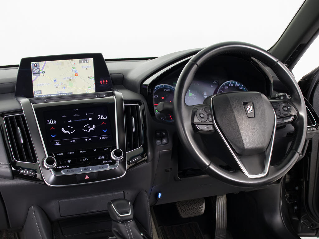 使いやすさや安全性を追求したステアリング
周り！高級車ゆえにスイッチ類が多いのも特
徴ですね！考え尽くされた配置ですぐに使い
こなす事が出来ますのでご安心下さい！是非
、体感してみて下さい！！
