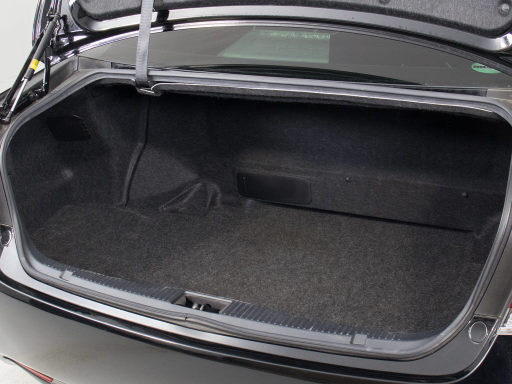 トランクが狭いと思っておりませんか？実際
は大容量トランクです！旅行等の長距離ドラ
イブも快適です！また、屋根付きスペースを
完備しておりますので、夜間でも、雨でも雪
の日だってゆっくりご覧頂けます。