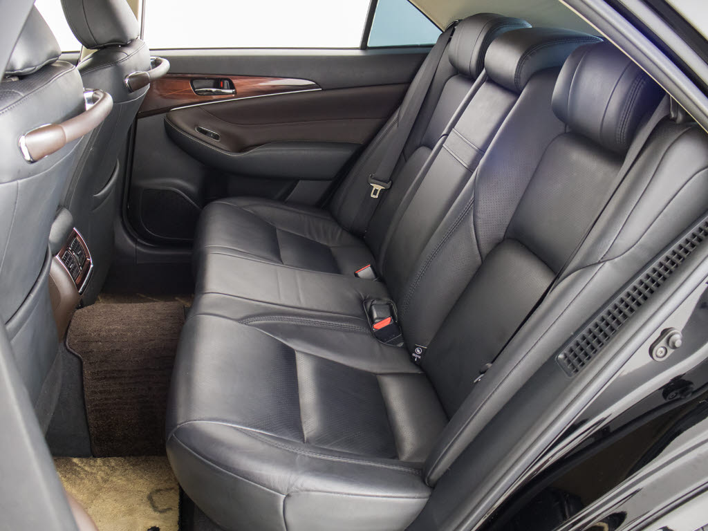 人気の本革シート付きです！！本革が装備さ
れるだけで高級感が増します！当社では、本
革シートのカラー変更や張替えも出来ます！
ワイン・茶・赤・青・オレンジ・黄色・コン
ビ色など何でもＯＫです！