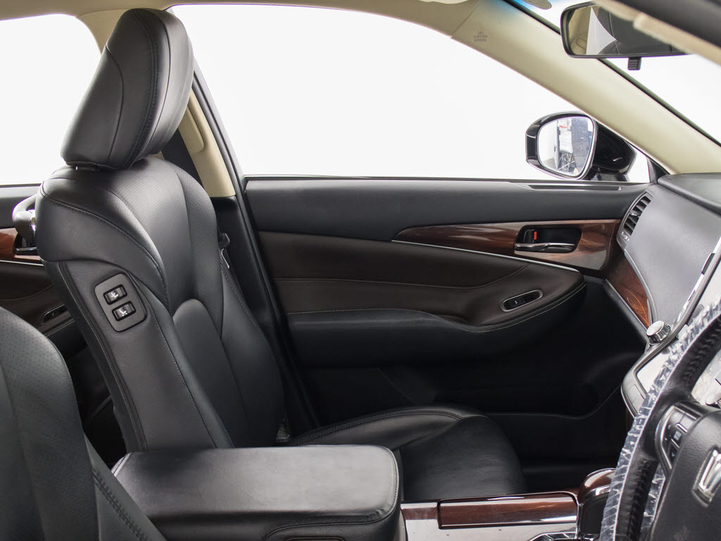 人気の本革シート付きです！！本革が装備さ
れるだけで高級感が増します！当社では、本
革シートのカラー変更や張替えも出来ます！
ワイン・茶・赤・青・オレンジ・黄色・コン
ビ色など何でもＯＫです！