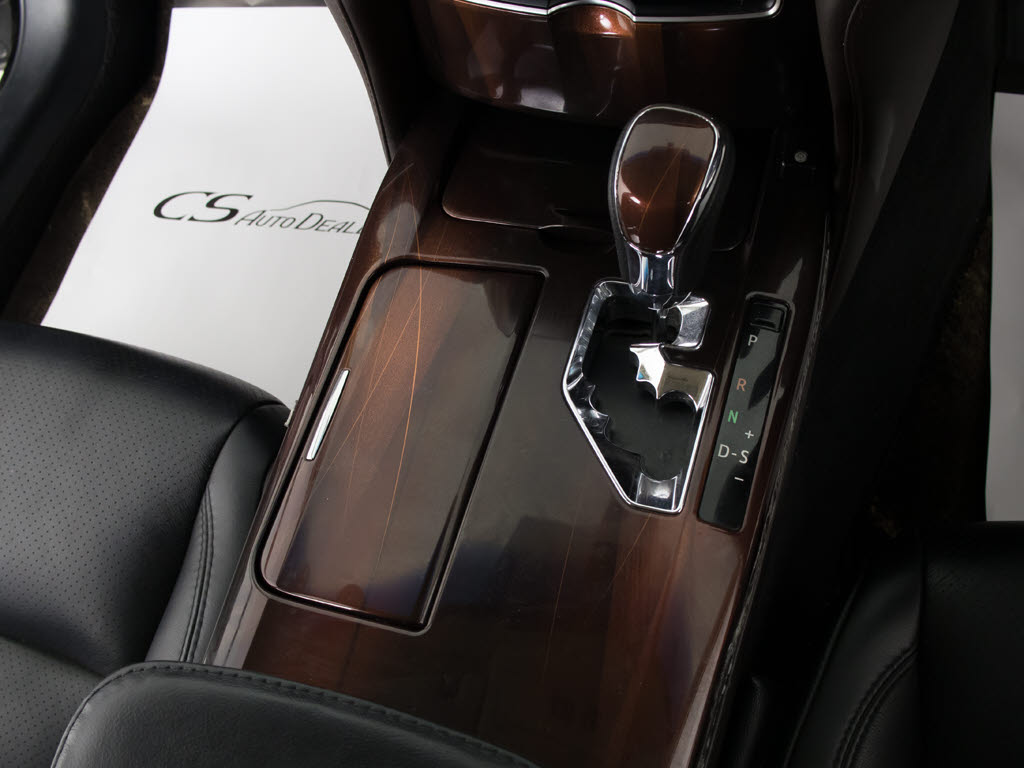 シフト周りです。スッキリとしつつも高級感
や操作性を損なわない作りとなって参ります
。