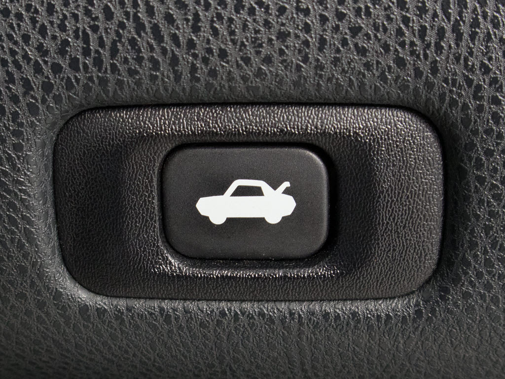 ボタン一つでトランクオープンが可能！車内
から操作できる為、非常に便利な装備の一つ
となります！