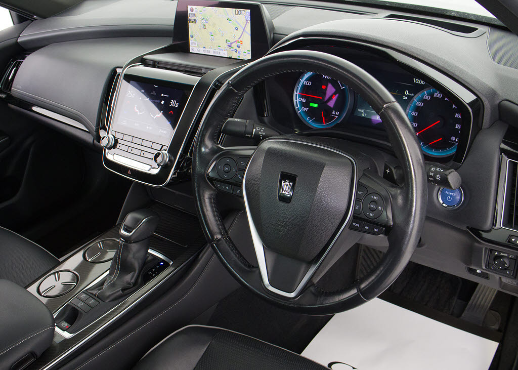 使いやすさや安全性を追求したステアリング
周り！高級車ゆえにスイッチ類が多いのも特
徴ですね！考え尽くされた配置ですぐに使い
こなす事が出来ますのでご安心下さい！是非
、体感してみて下さい！！