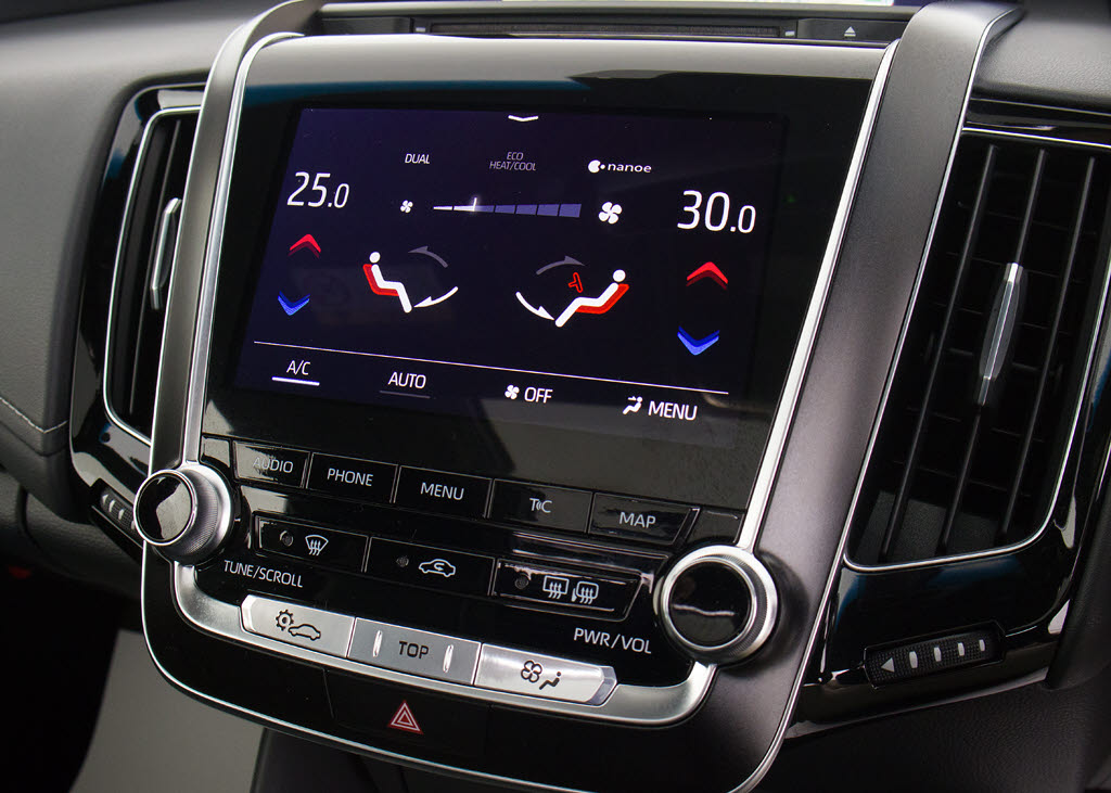 使いやすさや安全性を追求したステアリング
周り！高級車ゆえにスイッチ類が多いのも特
徴ですね！考え尽くされた配置ですぐに使い
こなす事が出来ますのでご安心下さい！是非
、体感してみて下さい！！