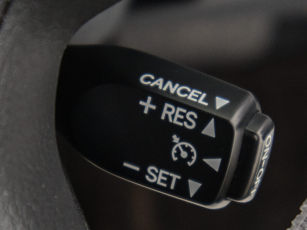 【オートクルーズコントロール】搭載。アク
セル操作なしでも車が自動でスピードを保っ
てくれる機能です長距離の高速は楽々です