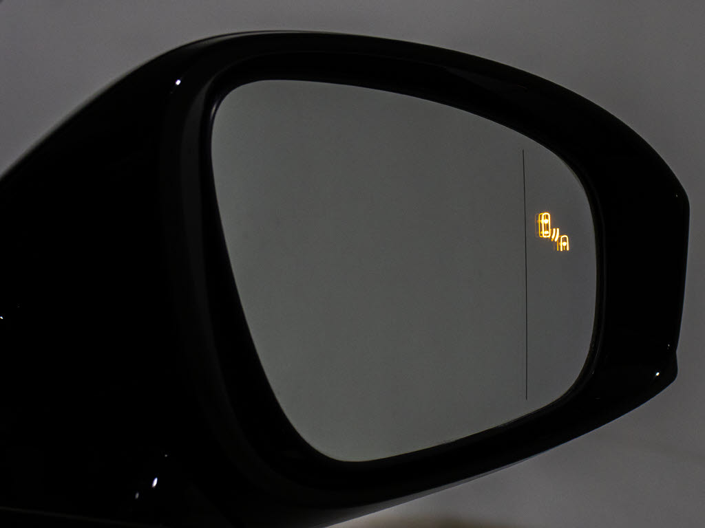 ＢＳＭ（ブラインドスポットモニタ）！隣の
車線を走る車両をレーダーで検知し、ドアミ
ラーでは確認しにくい後側方エリアに存在す
る車両に加えて、急接近してくる車両も検知
します。