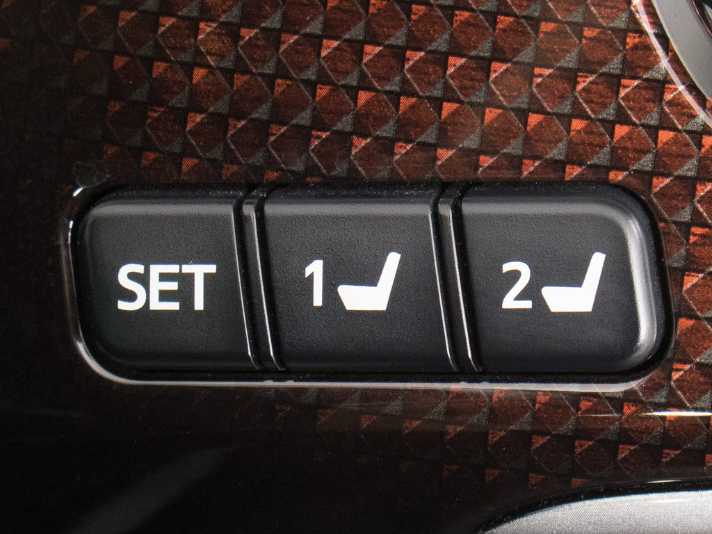 ★シートメモリー機能を装備！シート位置を
記憶出来きます。すごく便利ですよ！