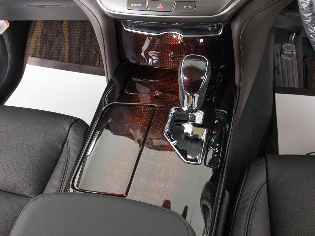 シフト周りです。スッキリとしつつも高級感
や操作性を損なわない作りとなって参ります
。