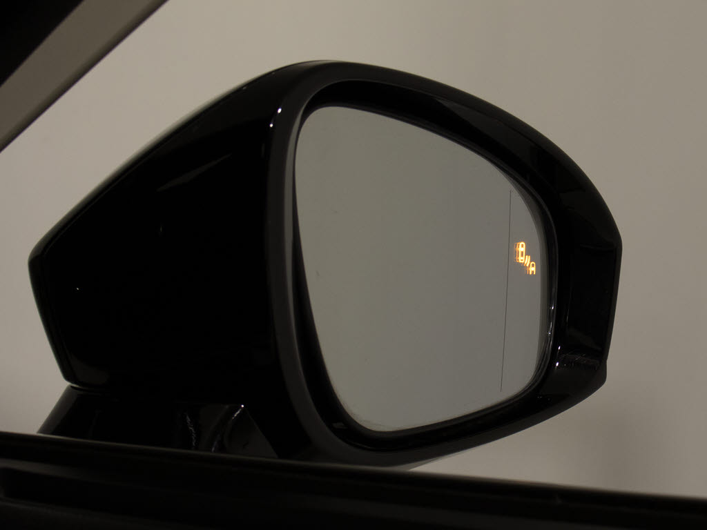 ＢＳＭ（ブラインドスポットモニタ）！隣の
車線を走る車両をレーダーで検知し、ドアミ
ラーでは確認しにくい後側方エリアに存在す
る車両に加えて、急接近してくる車両も検知
します。