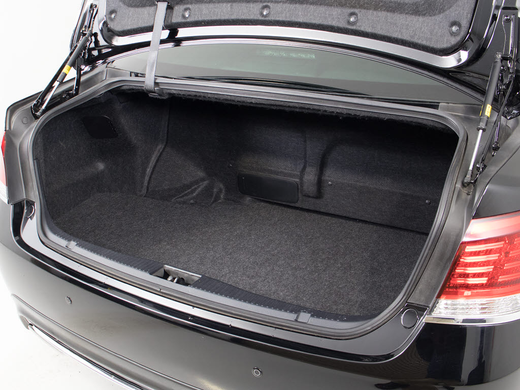 トランクが狭いと思っておりませんか？実際
は大容量トランクです！旅行等の長距離ドラ
イブも快適です！また、屋根付きスペースを
完備しておりますので、夜間でも、雨でも雪
の日だってゆっくりご覧頂けます。