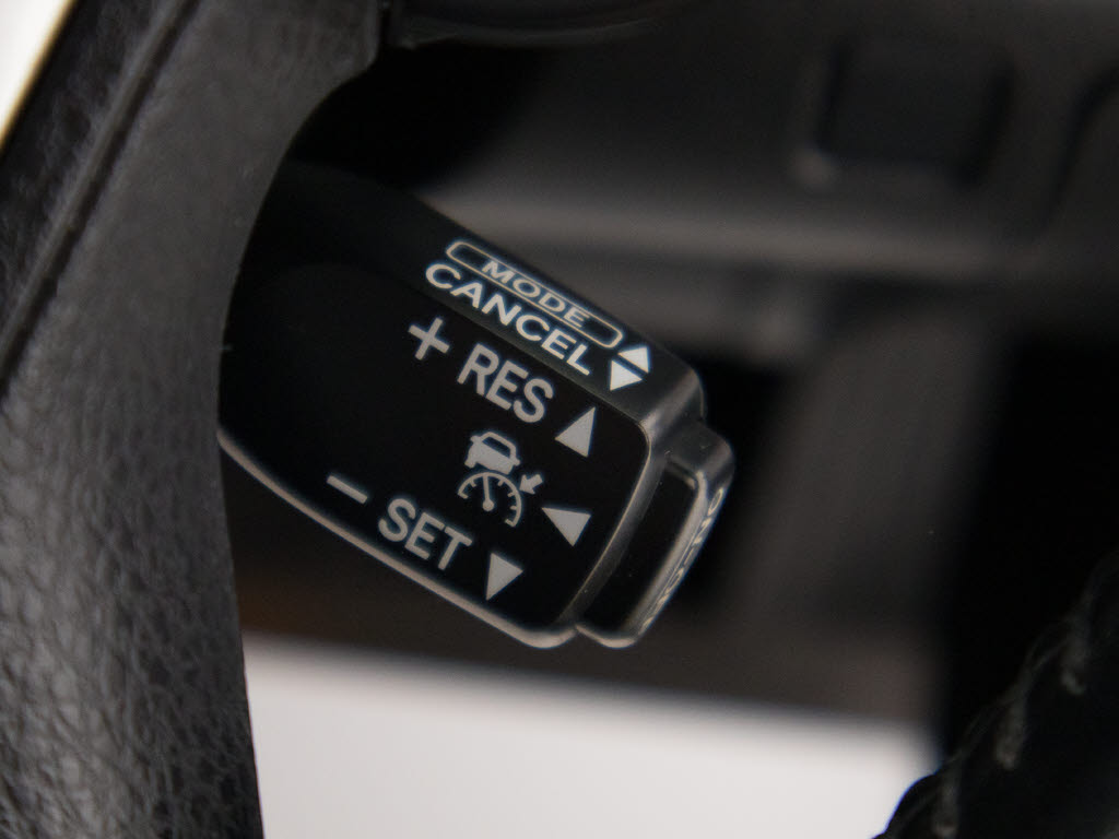 レーダークルーズコントロール　　ミリ波レ
ーダーと単眼カメラで先行車を認識し、車速
に応じた車間距離を保ちながら追従走行を支
援します。