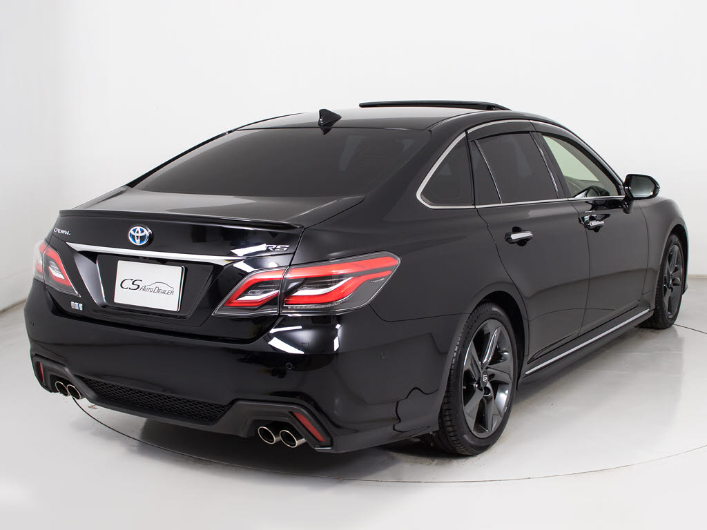 個性的なリアビューで御座います。精悍な佇
まいは高級車ならではです。