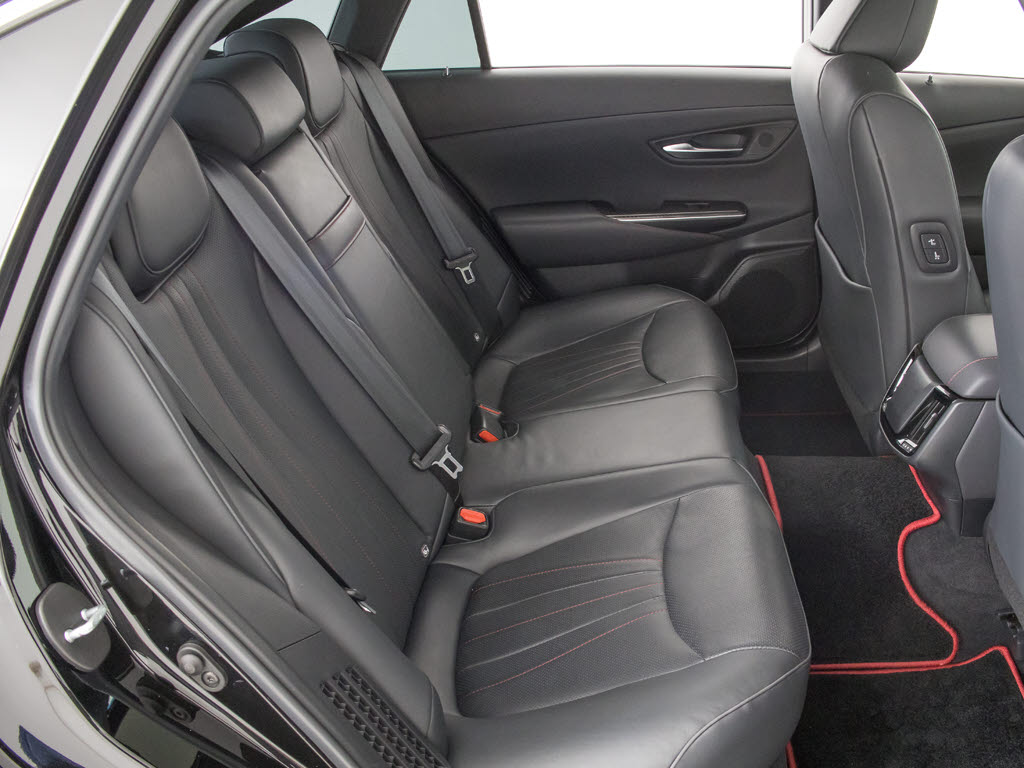 人気の本革シート付きです！！本革が装備さ
れるだけで高級感が増します！当社では、本
革シートのカラー変更や張替えも出来ます！
ワイン・茶・赤・青・オレンジ・黄色・コン
ビ色など何でもＯＫです！