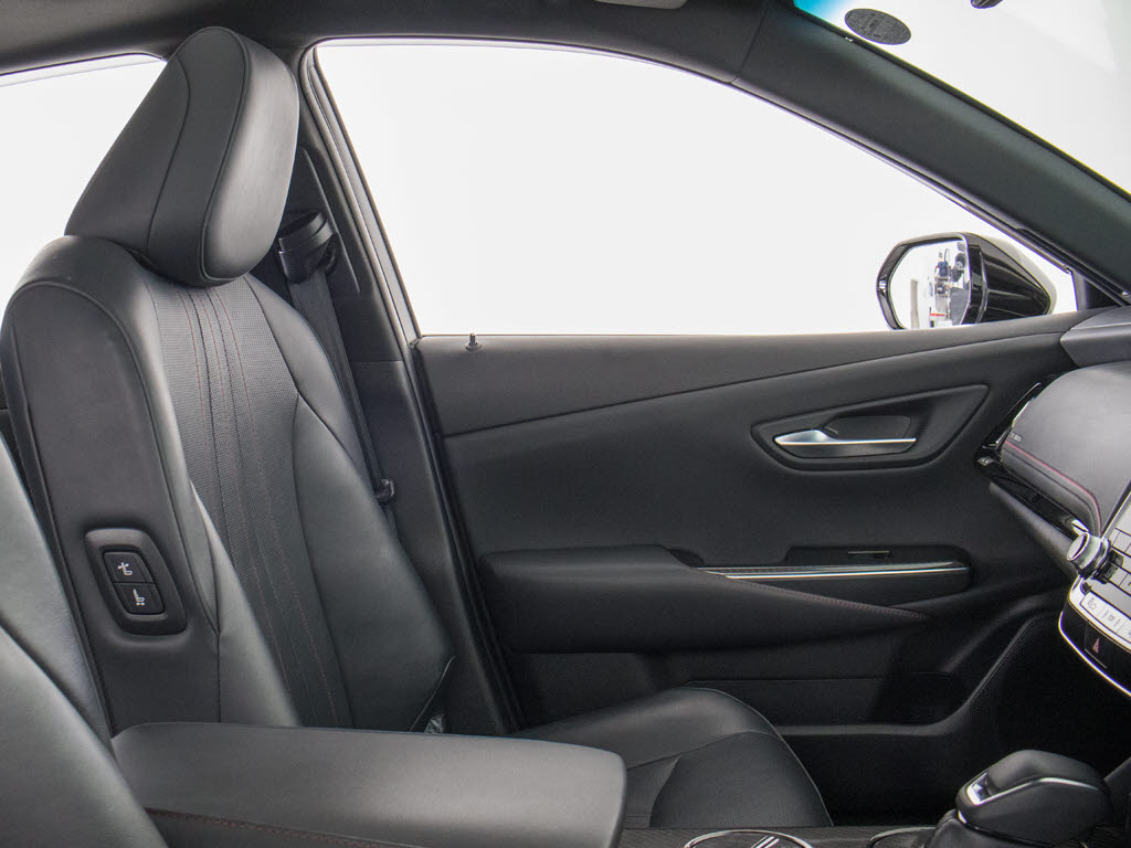 人気の本革シート付きです！！本革が装備さ
れるだけで高級感が増します！当社では、本
革シートのカラー変更や張替えも出来ます！
ワイン・茶・赤・青・オレンジ・黄色・コン
ビ色など何でもＯＫです！