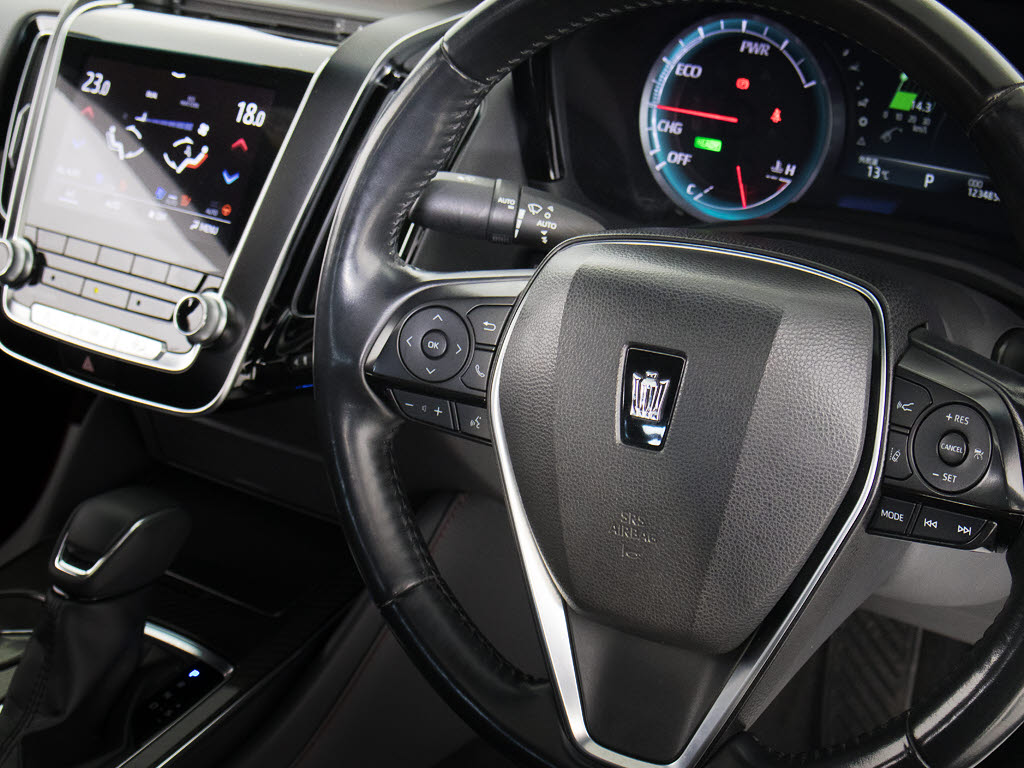 ★使いやすさや安全性を追求したステアリン
グ周り！高級車ゆえにスイッチ類が多いのも
特徴ですね！考え尽くされた配置ですぐに使
いこなす事が出来ますのでご安心下さい！是
非、体感してみて下さい！！