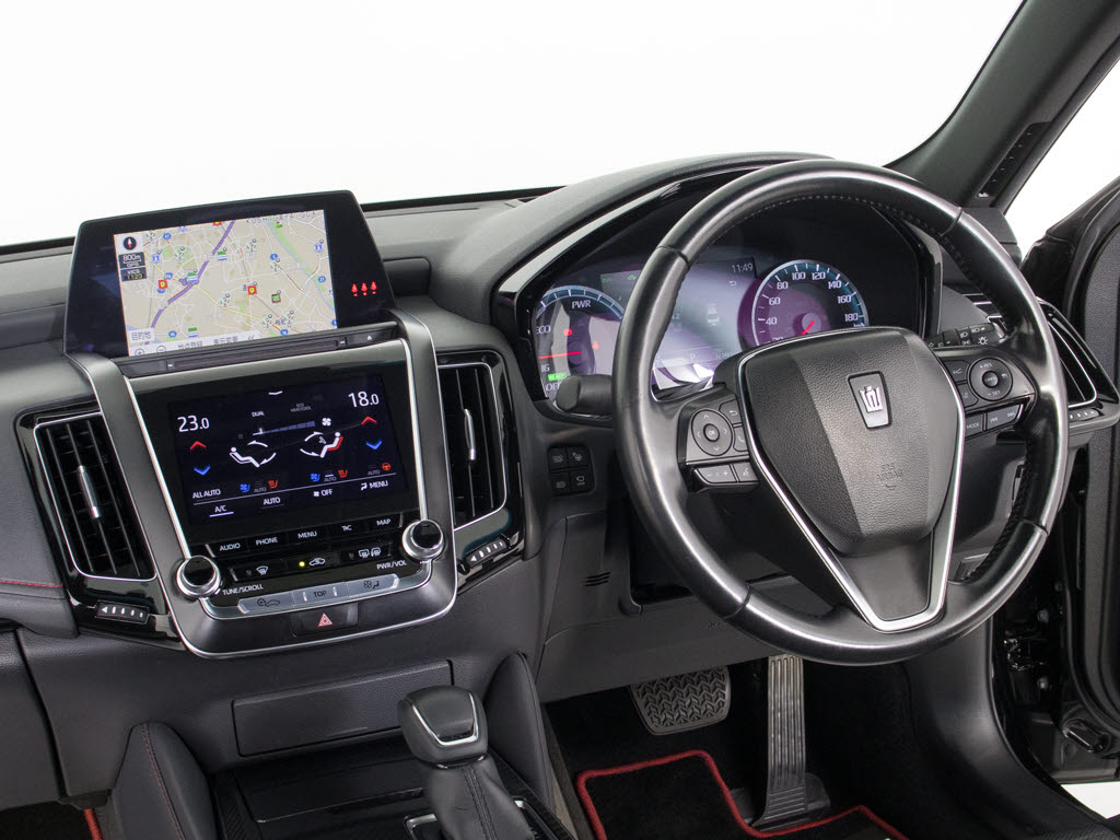 使いやすさや安全性を追求したステアリング
周り！高級車ゆえにスイッチ類が多いのも特
徴ですね！考え尽くされた配置ですぐに使い
こなす事が出来ますのでご安心下さい！是非
、体感してみて下さい！！