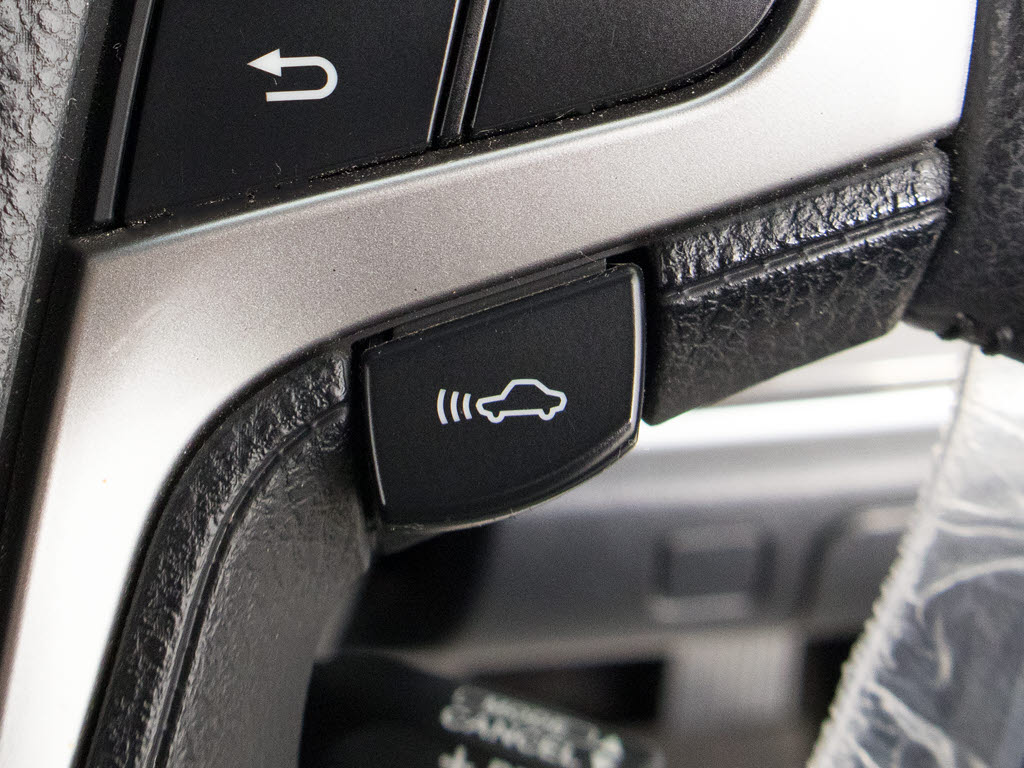 衝突回避支援型プリクラッシュセーフティシ
ステム　前方に出現した障害物に対し警報を
発し、ドライバーに警告。同時にブレーキア
シストにより衝突回避と速度を軽減します。