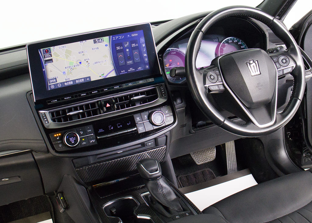 使いやすさや安全性を追求したステアリング
周り！高級車ゆえにスイッチ類が多いのも特
徴ですね！考え尽くされた配置ですぐに使い
こなす事が出来ますのでご安心下さい！是非
、体感してみて下さい！！