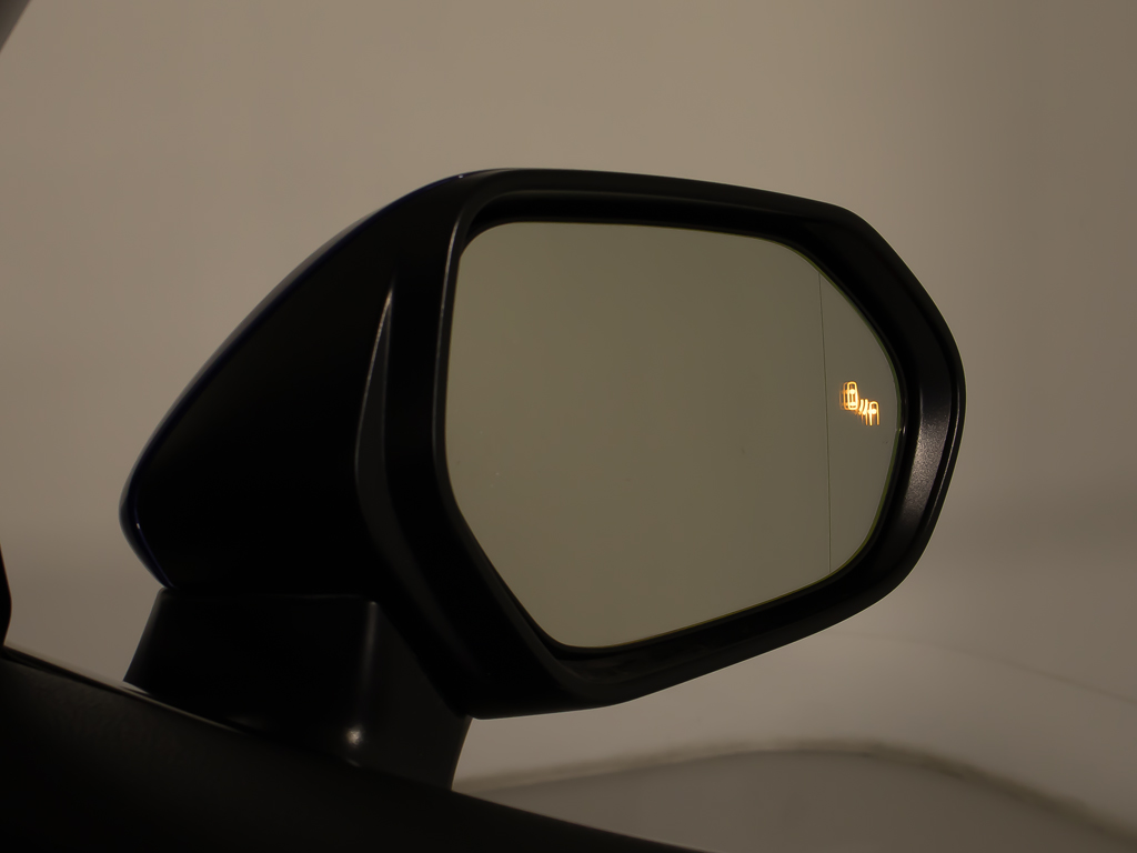 ＢＳＭ（ブラインドスポット）モニター装備
！死角の車の接近をお知らせしてくれる安全
装備になります！