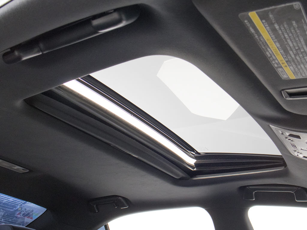 人気装備のサンルーフが付いています！上下
チルトに前後スライド機能が付いていますの
で、様々なドライブシーンで活躍してくれま
す！！開放感ある車内空間は気持ちがいいで
すよ！是非体感してみて下さい！