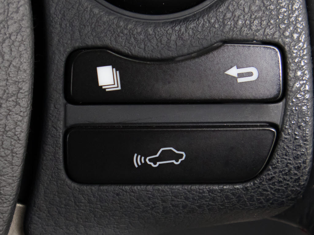 衝突回避支援型プリクラッシュセーフティシ
ステム　前方に出現した障害物に対し警報を
発し、ドライバーに警告。同時にブレーキア
シストにより衝突回避と速度を軽減します。