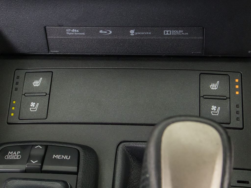 ★快適エアシート＆シートヒーターを装備し
ています！高級車ならではの装備です！シー
トが暖まる機能！シートから冷風が出る機能
！どちらも付いています！！寒い冬も、暑い
夏も快適にご乗車頂けますよ！！