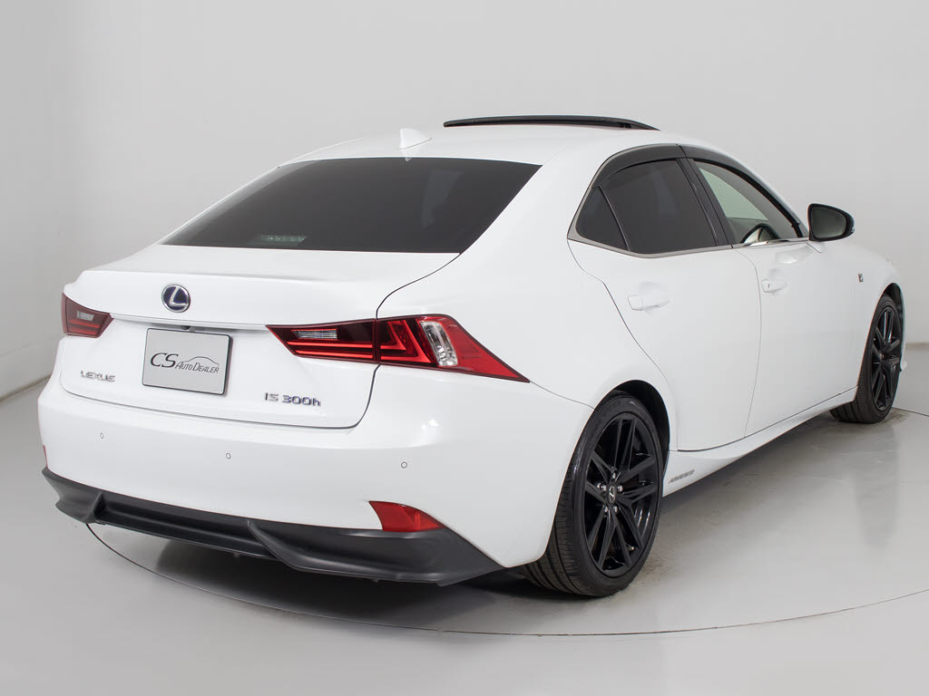 個性的なリアビューで御座います。精悍な佇
まいは高級車ならではです。