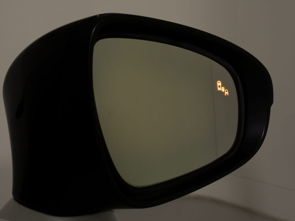 ＢＳＭ（ブラインドスポットモニタ）！隣の
車線を走る車両をレーダーで検知し、ドアミ
ラーでは確認しにくい後側方エリアに存在す
る車両に加えて、急接近してくる車両も検知
します。