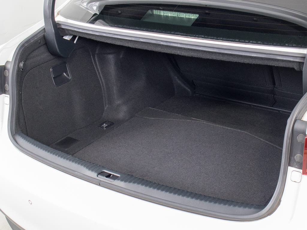 トランクが狭いと思っておりませんか？実際
は大容量トランクです！旅行等の長距離ドラ
イブも快適です！また、屋根付きスペースを
完備しておりますので、夜間でも、雨でも雪
の日だってゆっくりご覧頂けます。