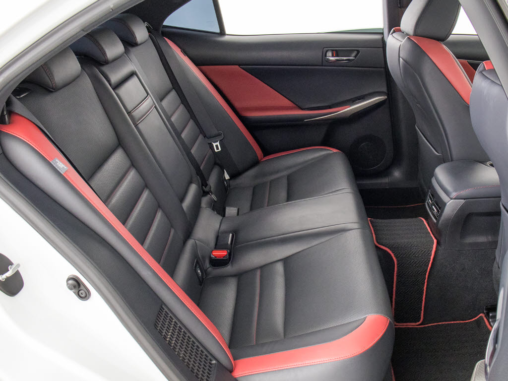 クロスライン専用黒×赤本革シート！！お好
みはいかがですか？当社では、お好みの色で
新品本革シートを作成することもできます！
！