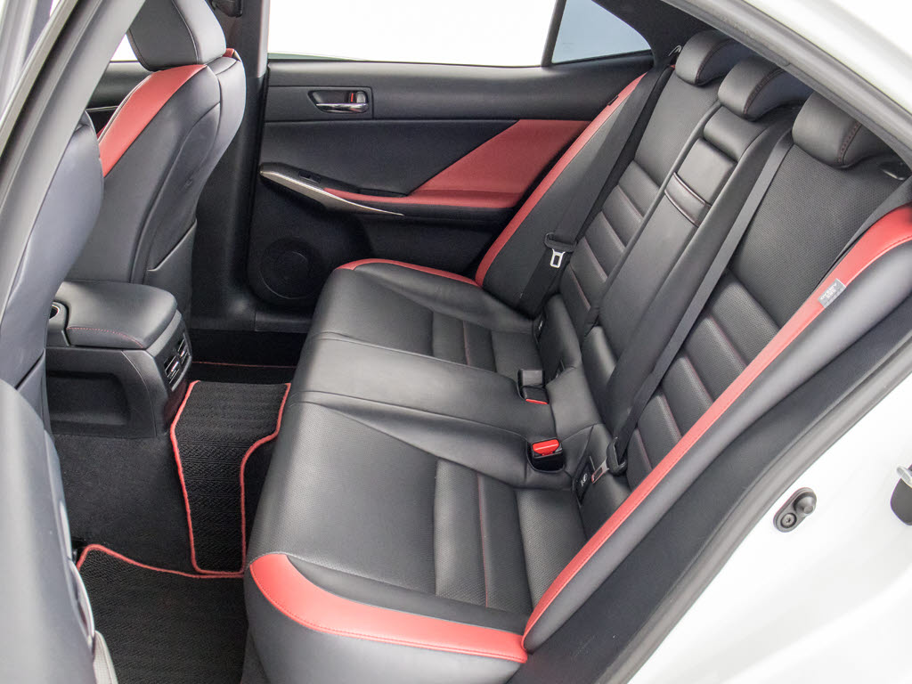 クロスライン専用黒×赤本革シート！！お好
みはいかがですか？当社では、お好みの色で
新品本革シートを作成することもできます！
！