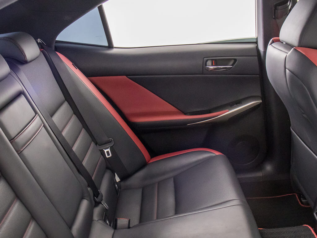 クロスライン専用黒×赤本革シート！！お好
みはいかがですか？当社では、お好みの色で
新品本革シートを作成することもできます！
！