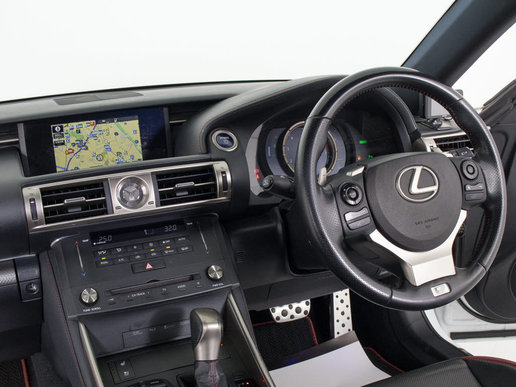 ★使いやすさや安全性を追求したステアリン
グ周り！高級車ゆえにスイッチ類が多いのも
特徴ですね！考え尽くされた配置ですぐに使
いこなす事が出来ますのでご安心下さい！是
非、体感してみて下さい！！