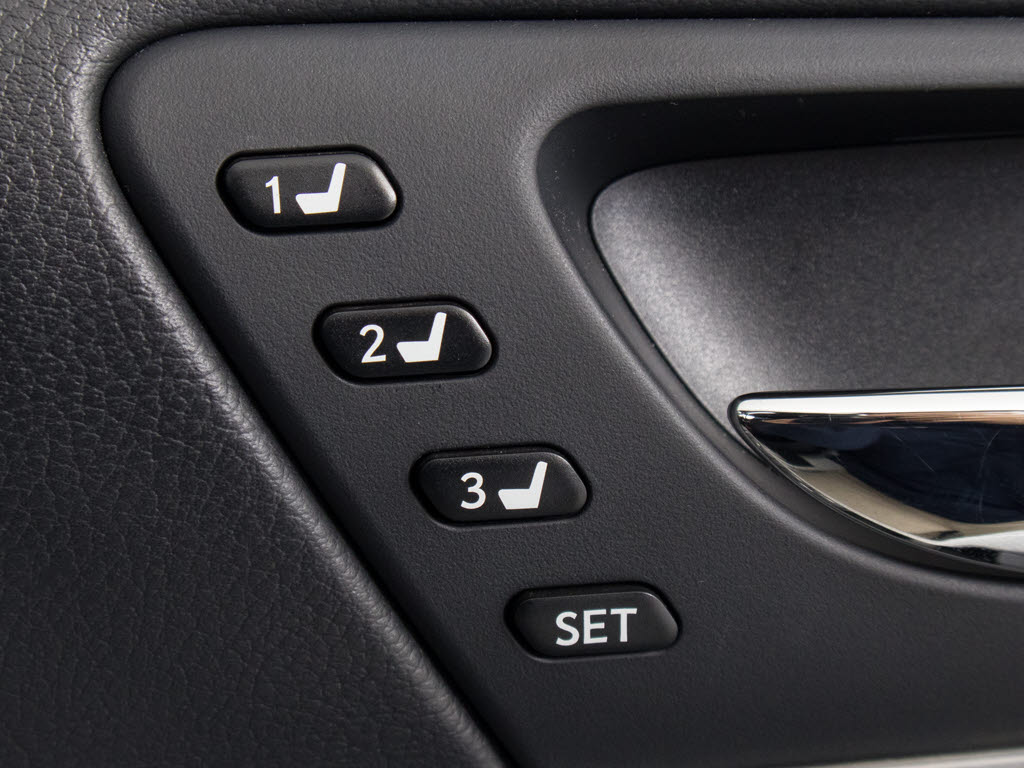 ★シートメモリー機能を装備！シート位置を
記憶出来きます。すごく便利ですよ！