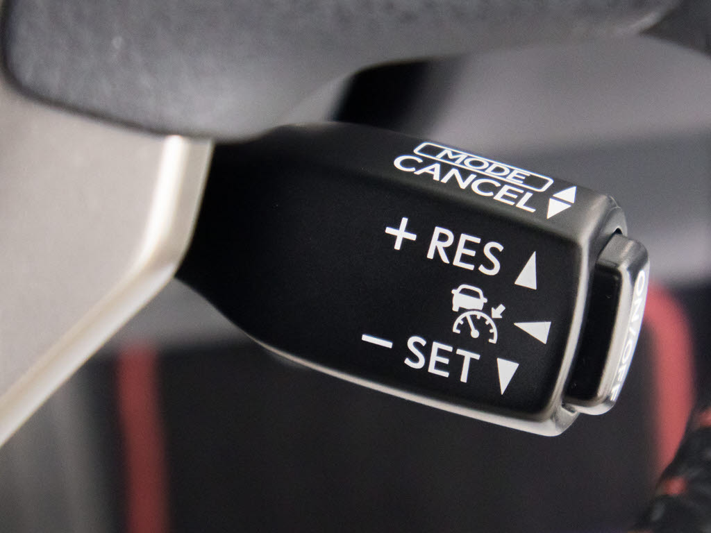 レーダークルーズコントロール　　ミリ波レ
ーダーと単眼カメラで先行車を認識し、車速
に応じた車間距離を保ちながら追従走行を支
援します。