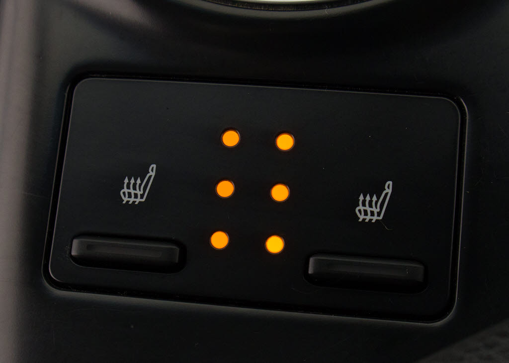 シートヒーターを装備しています！高級車な
らではの装備です！シートが暖まりますので
、寒い冬場も快適にご乗車頂けます！腰にも
優しい！お子様や女性にも嬉しい装備ですね
！！