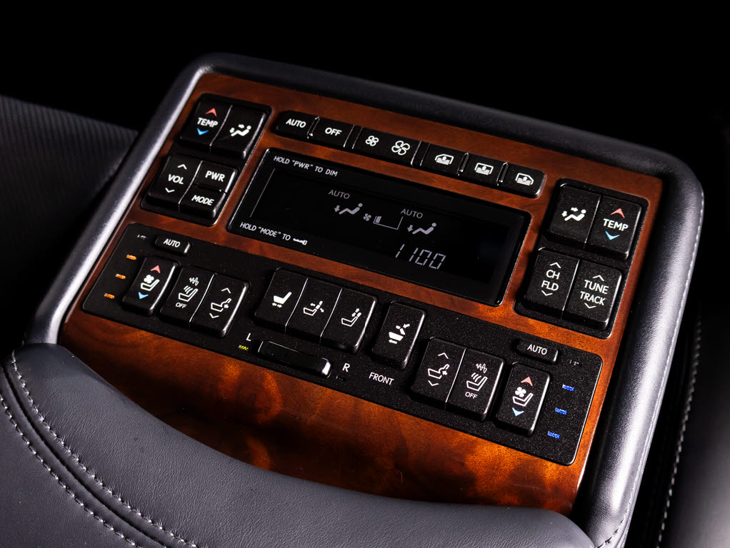 上級グレードならではの豪華後席コンソール
！