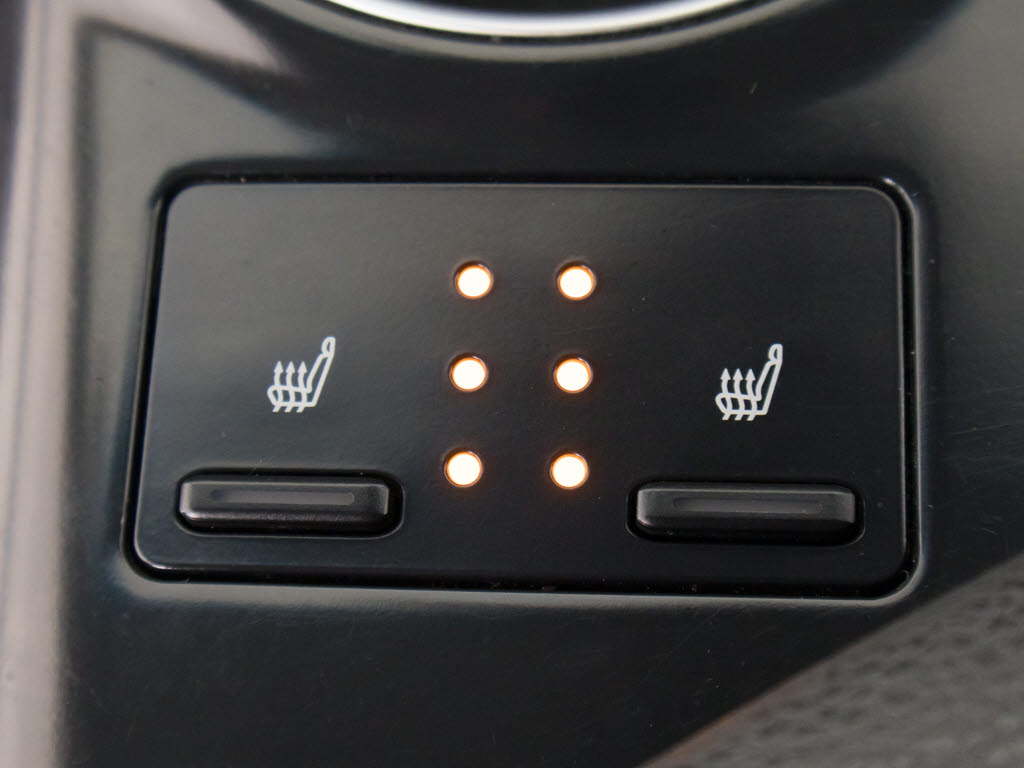 シートヒーターを装備しています！高級車な
らではの装備です！シートが暖まりますので
、寒い冬場も快適にご乗車頂けます！腰にも
優しい！お子様や女性にも嬉しい装備ですね
！！