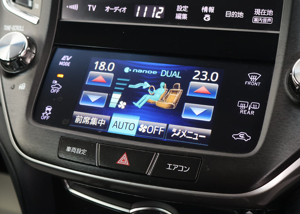 使いやすさや安全性を追求したステアリング
周り！高級車ゆえにスイッチ類が多いのも特
徴ですね！考え尽くされた配置ですぐに使い
こなす事が出来ますのでご安心下さい！是非
、体感してみて下さい！！