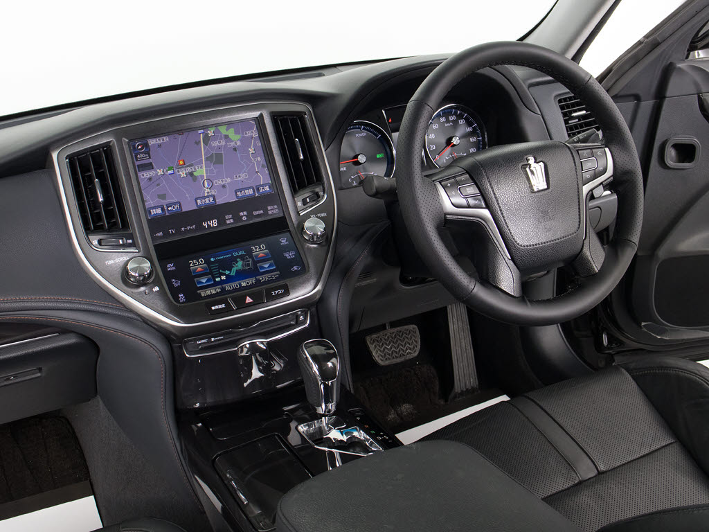 使いやすさや安全性を追求したステアリング
周り！高級車ゆえにスイッチ類が多いのも特
徴ですね！考え尽くされた配置ですぐに使い
こなす事が出来ますのでご安心下さい！是非
、体感してみて下さい！！