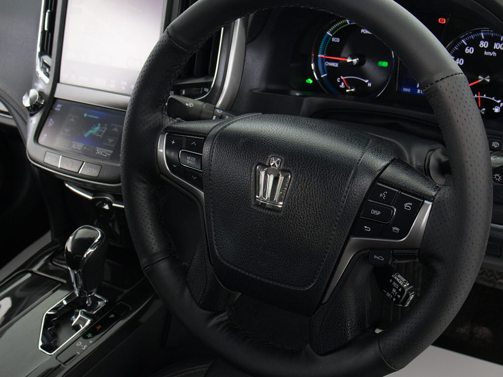 使いやすさや安全性を追求したステアリング
周り！高級車ゆえにスイッチ類が多いのも特
徴ですね！考え尽くされた配置ですぐに使い
こなす事が出来ますのでご安心下さい！是非
、体感してみて下さい！！