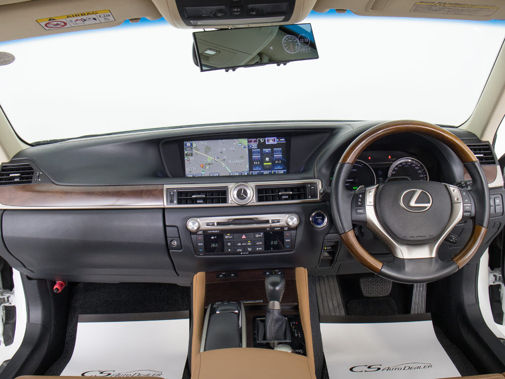 ★使いやすさや安全性を追求したステアリン
グ周り！高級車ゆえにスイッチ類が多いのも
特徴ですね！考え尽くされた配置ですぐに使
いこなす事が出来ますのでご安心下さい！是
非、体感してみて下さい！！