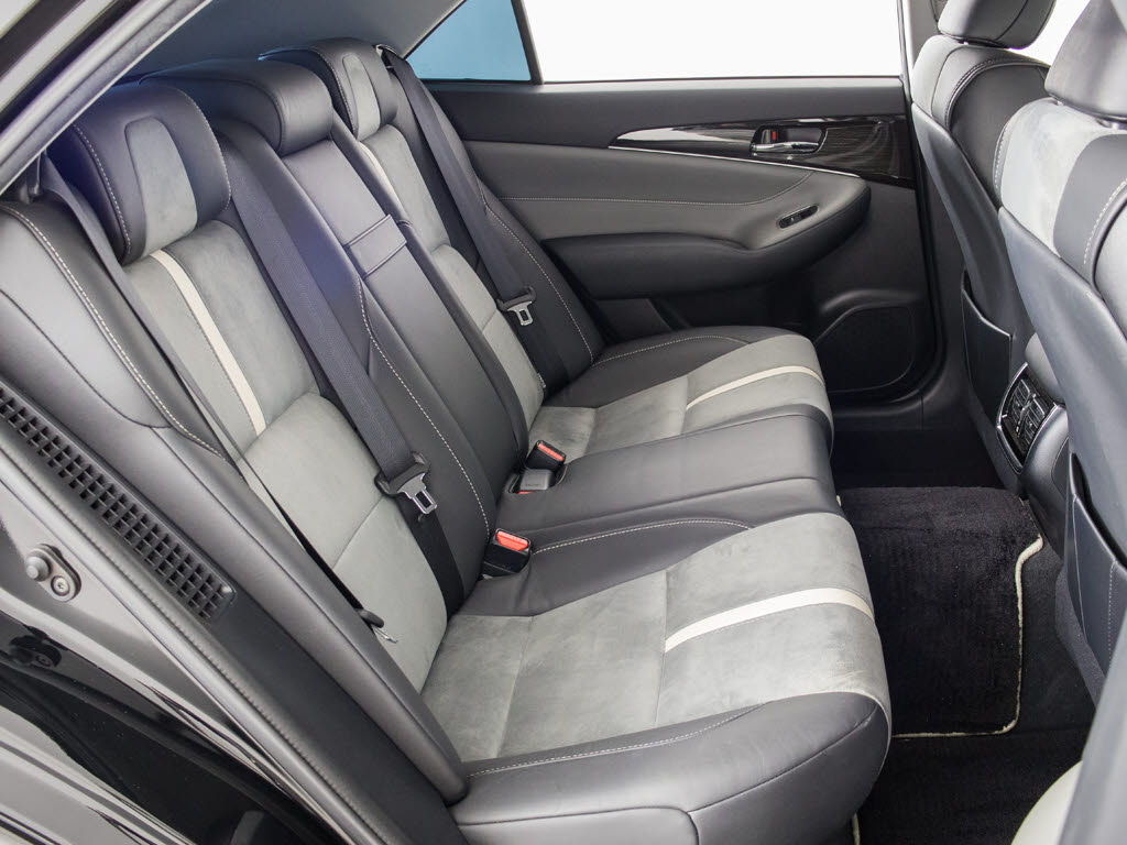 特別仕様車ならではの専用ハーフレザーシー
ト付！！当社では、本革シートのカラー変更
や張替えも出来ます！ワイン・茶・赤・青・
黄色・コンビ色など何でもＯＫです！