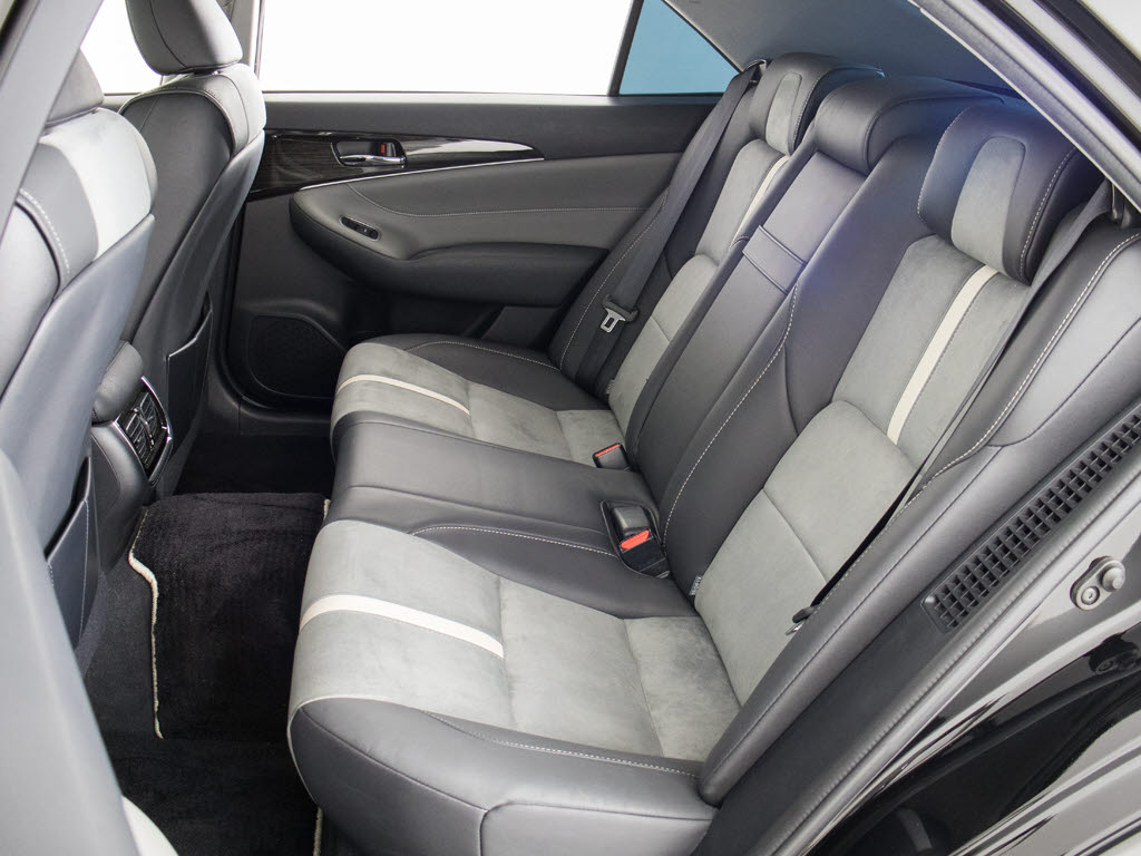 特別仕様車ならではの専用ハーフレザーシー
ト付！！当社では、本革シートのカラー変更
や張替えも出来ます！ワイン・茶・赤・青・
黄色・コンビ色など何でもＯＫです！