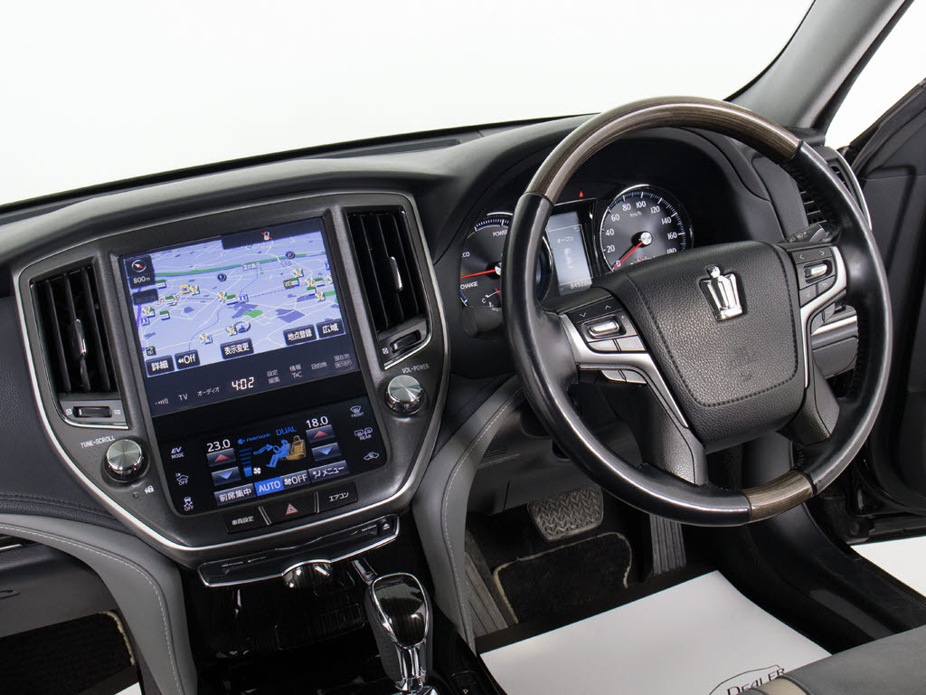 使いやすさや安全性を追求したステアリング
周り！高級車ゆえにスイッチ類が多いのも特
徴ですね！考え尽くされた配置ですぐに使い
こなす事が出来ますのでご安心下さい！是非
、体感してみて下さい！！